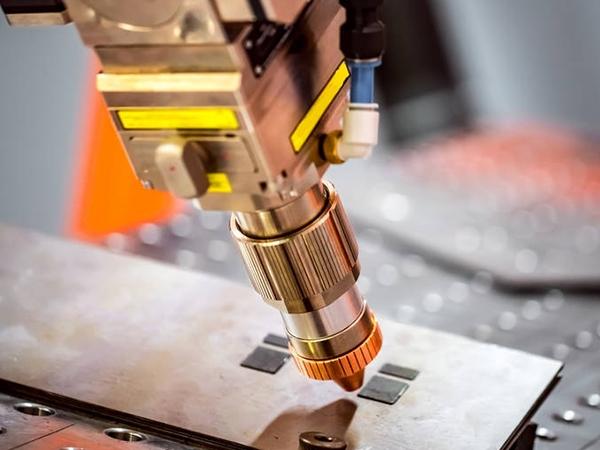 Automatic welding robots inject new models into various industries